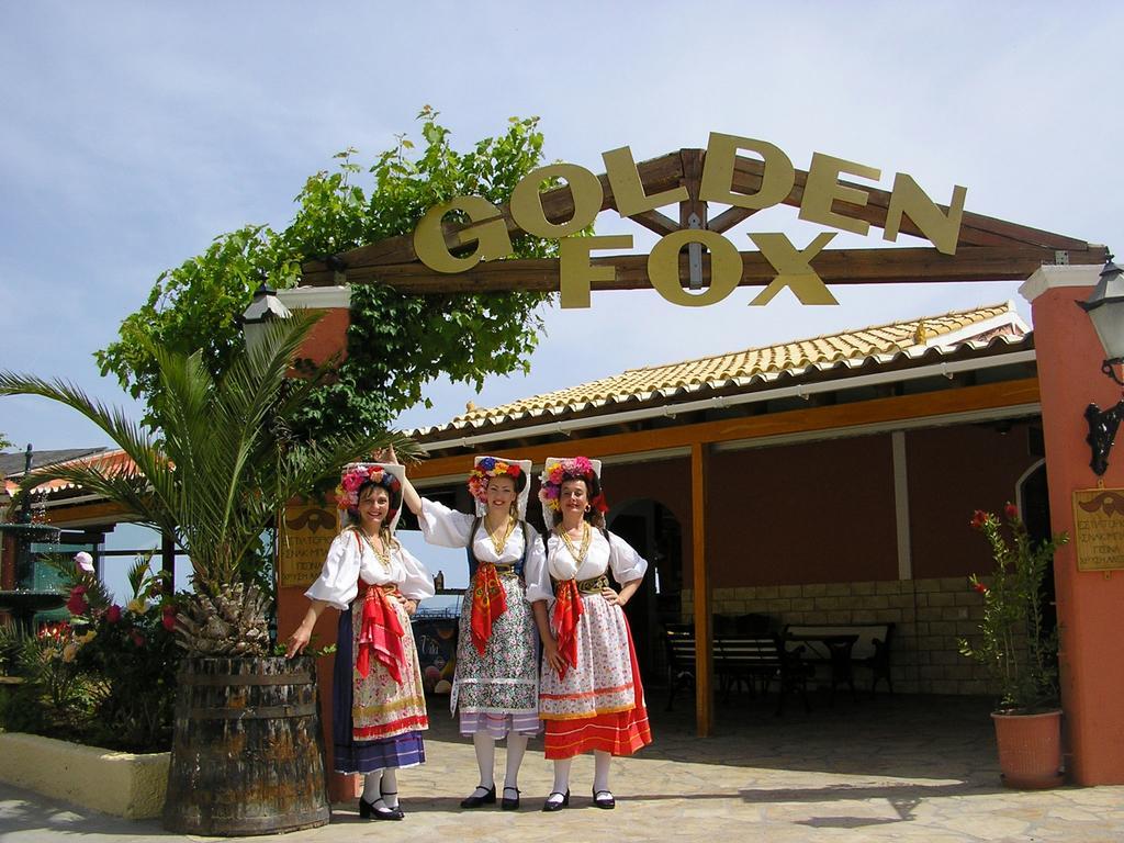 Golden Fox Studios And Suites Lákones Esterno foto