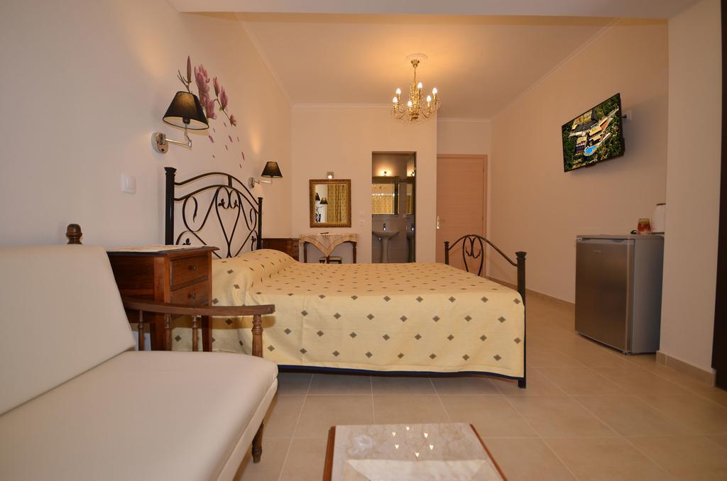 Golden Fox Studios And Suites Lákones Esterno foto