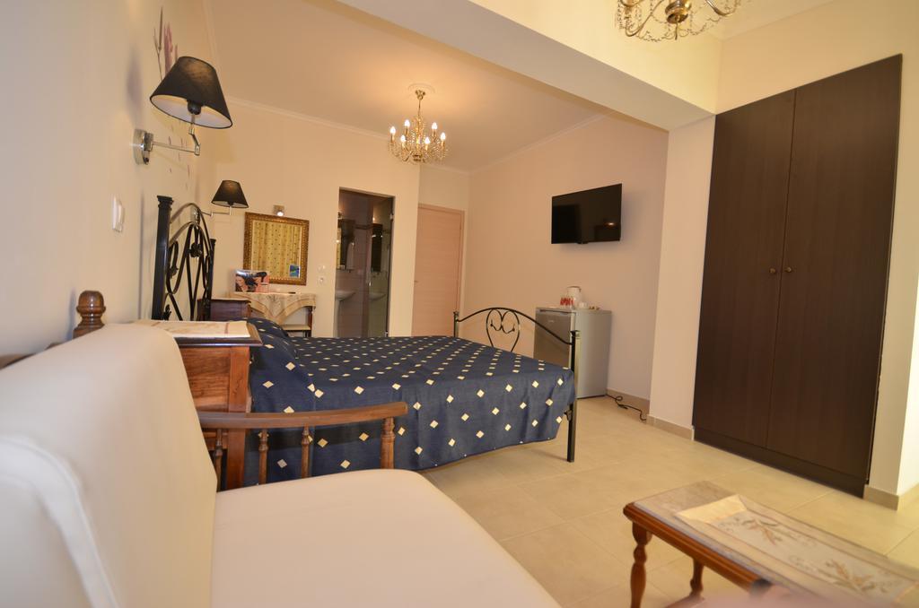 Golden Fox Studios And Suites Lákones Esterno foto