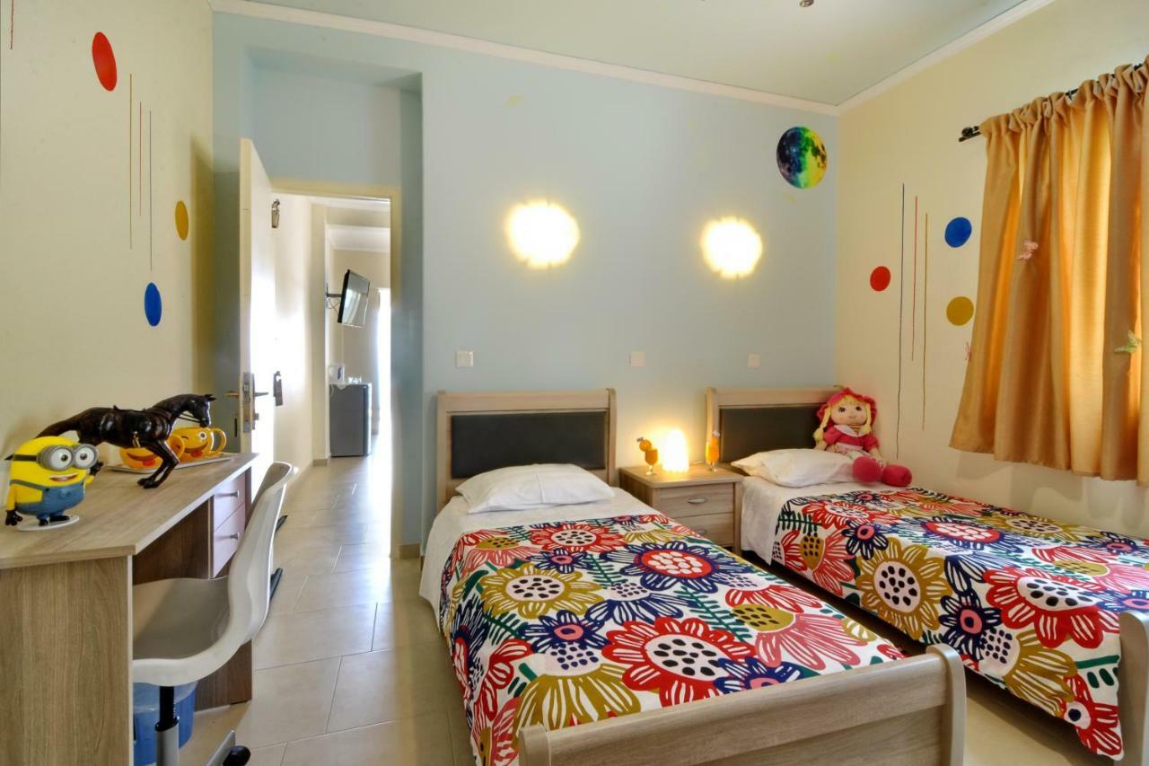 Golden Fox Studios And Suites Lákones Esterno foto