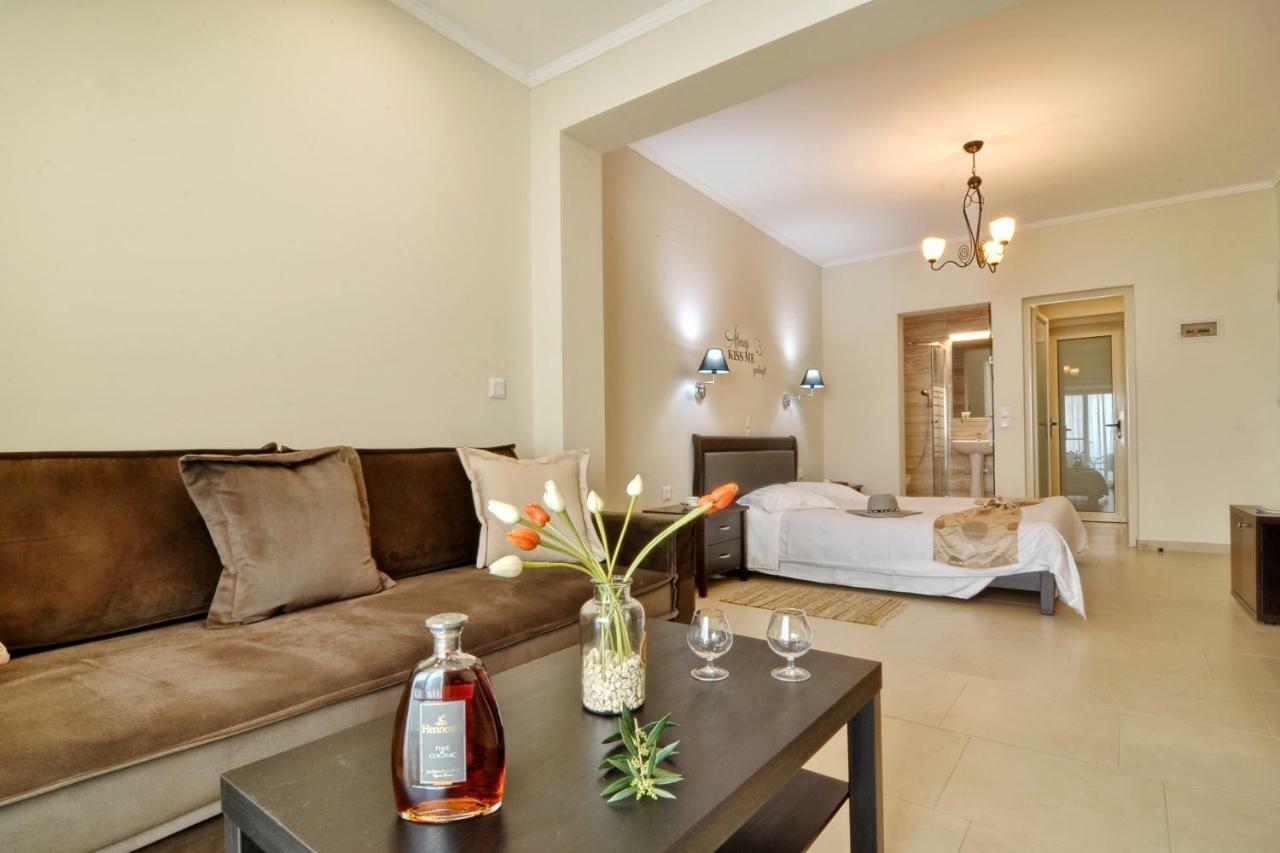 Golden Fox Studios And Suites Lákones Esterno foto