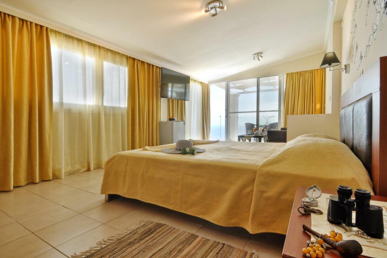 Golden Fox Studios And Suites Lákones Esterno foto