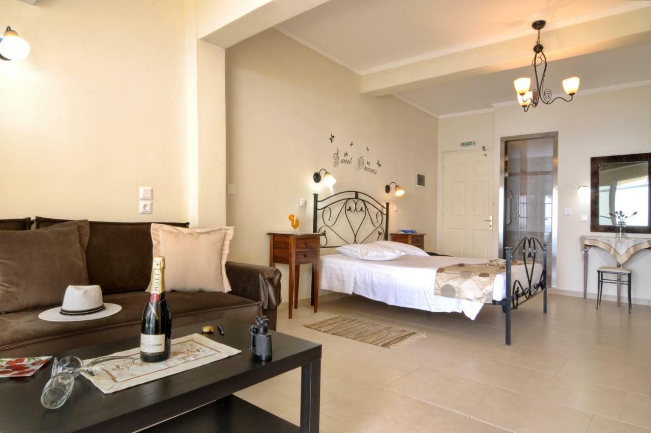 Golden Fox Studios And Suites Lákones Esterno foto