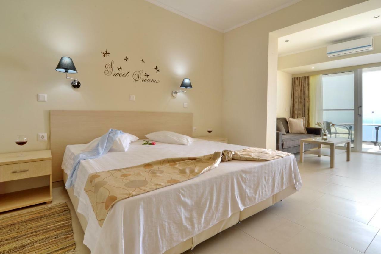 Golden Fox Studios And Suites Lákones Esterno foto