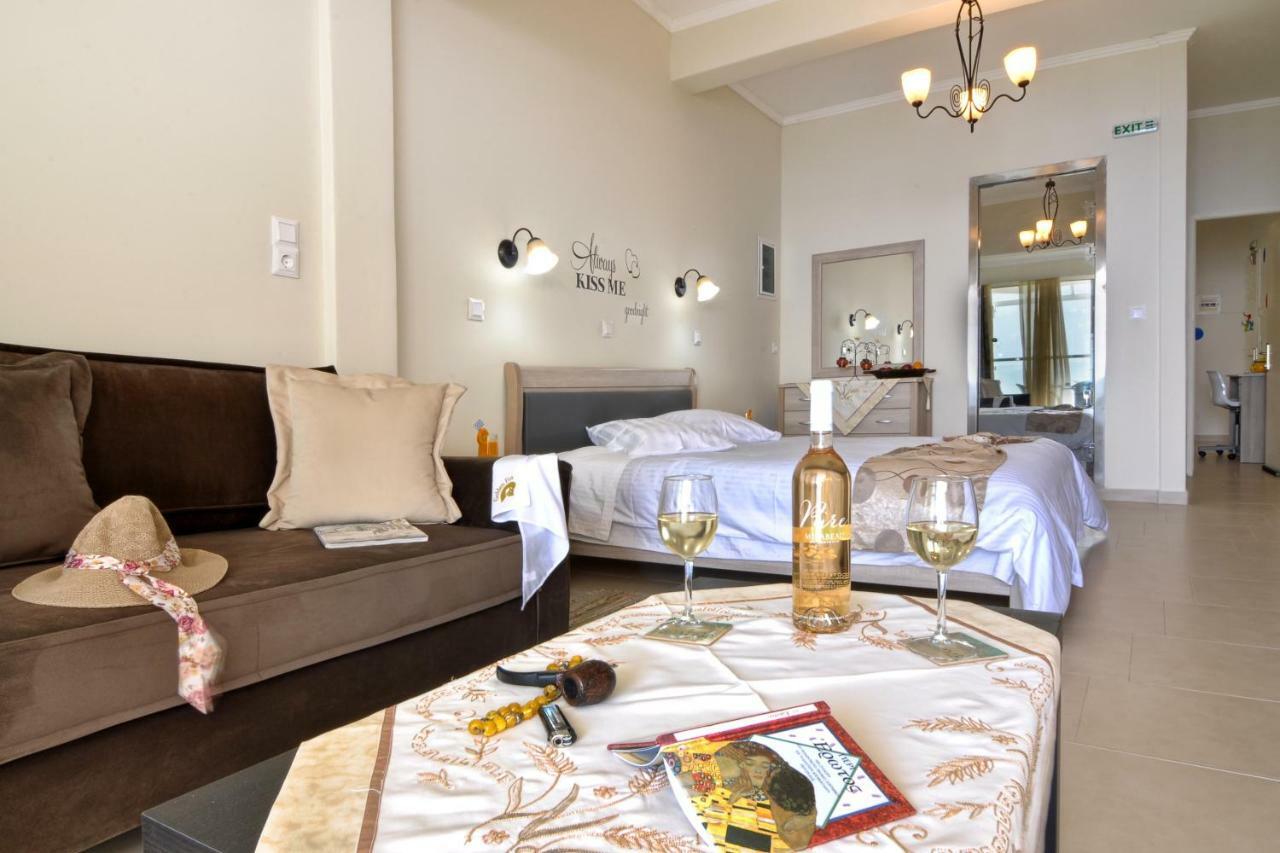 Golden Fox Studios And Suites Lákones Esterno foto
