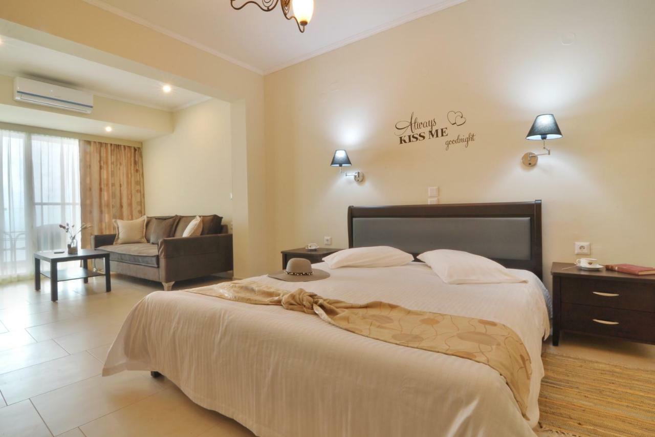 Golden Fox Studios And Suites Lákones Esterno foto