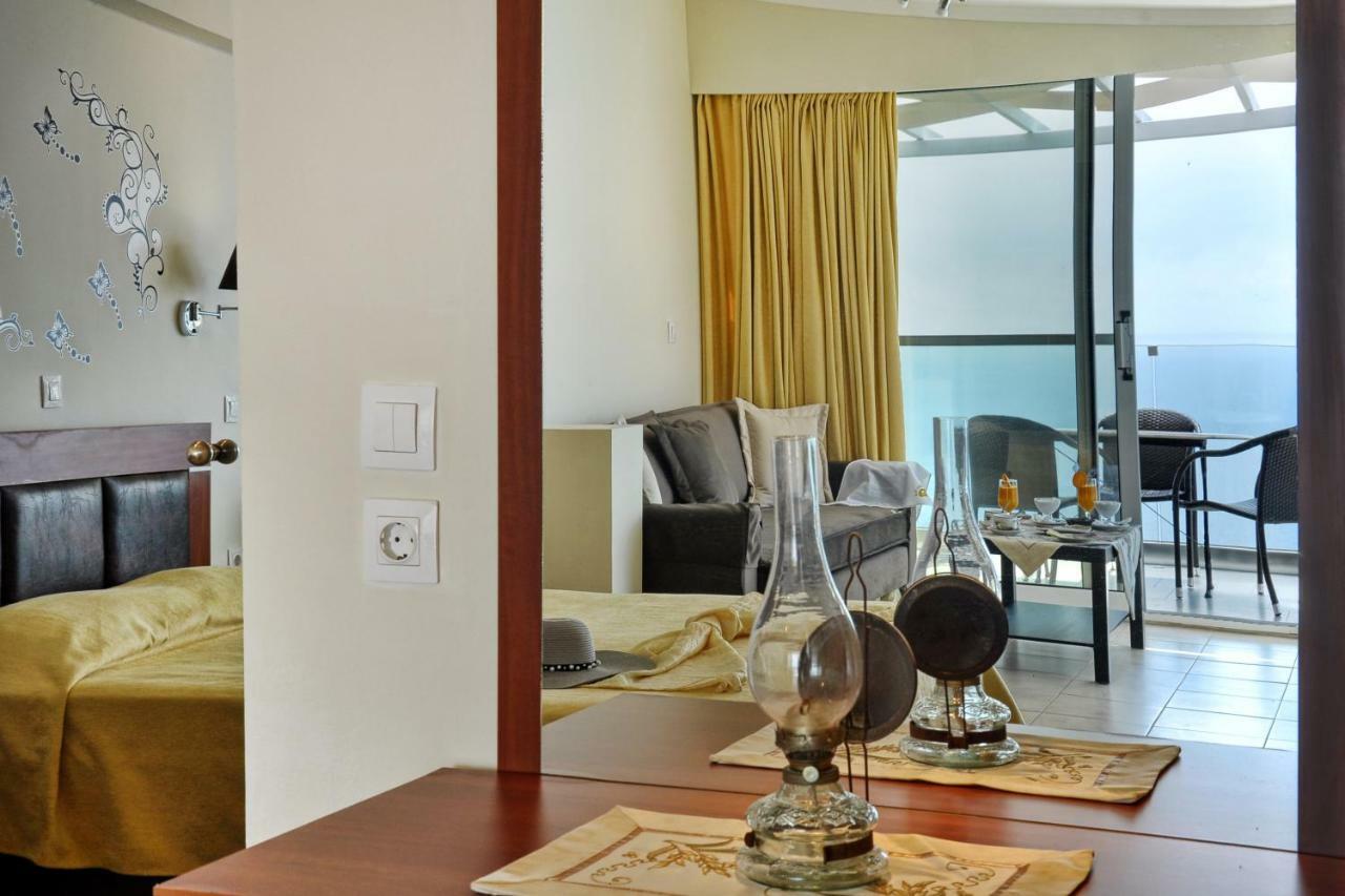 Golden Fox Studios And Suites Lákones Esterno foto