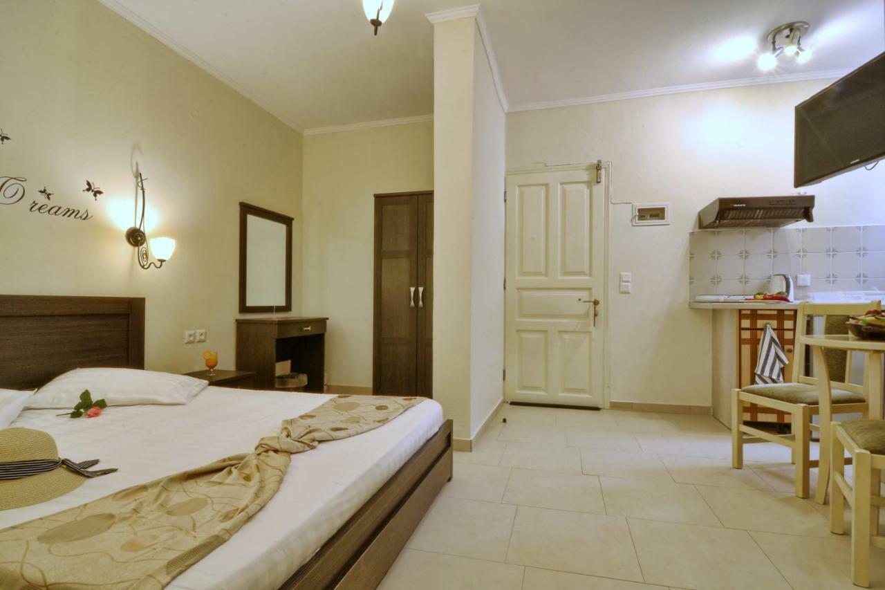 Golden Fox Studios And Suites Lákones Esterno foto